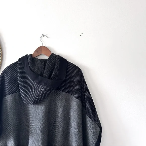 ANNE KLEIN | Knit Hooded Poncho - Picture 3 of 5